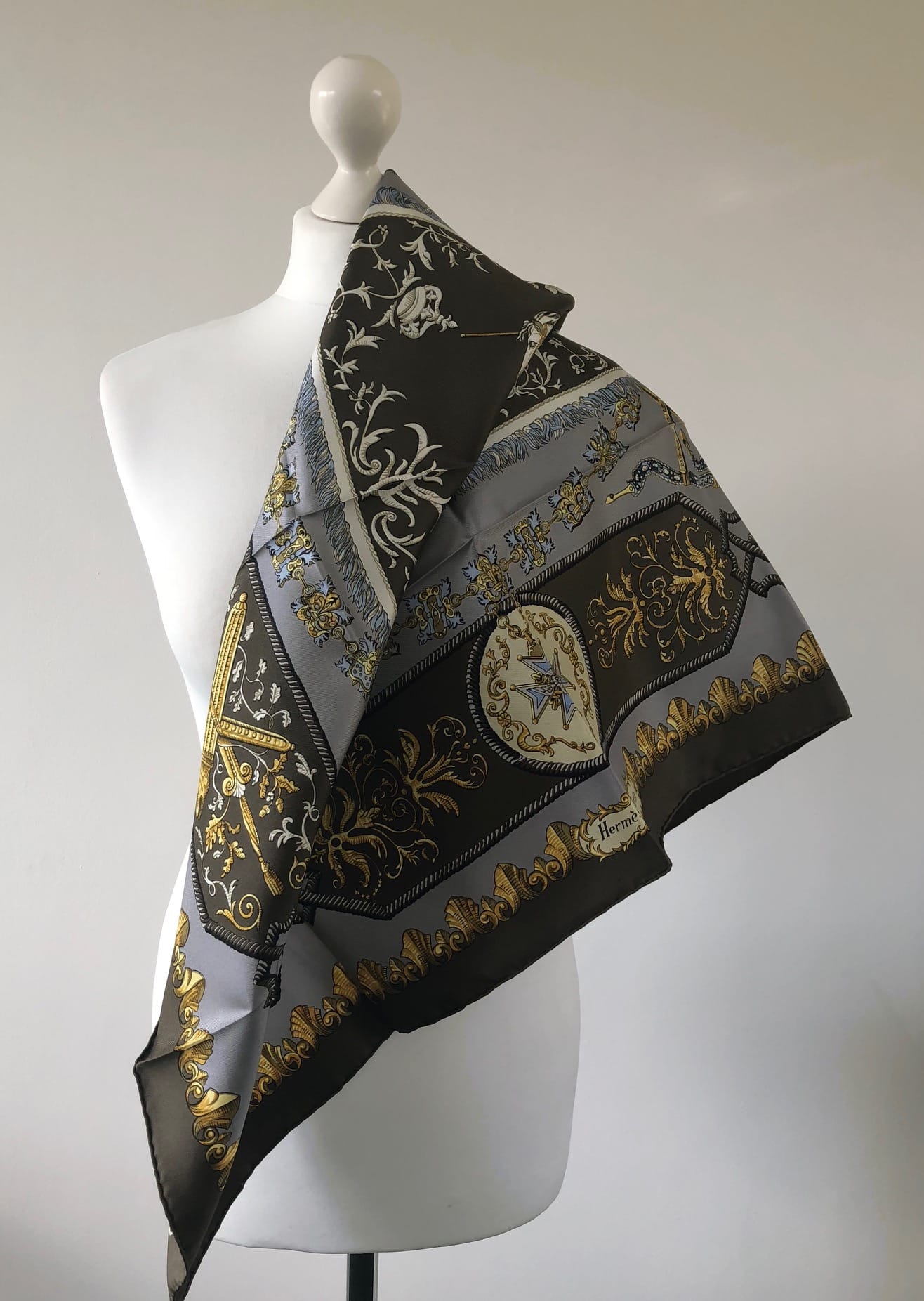 HERMÈS Carré Square Scarf ‘Louis XIV Versailles’ Ludovicus Magnus - Image 2