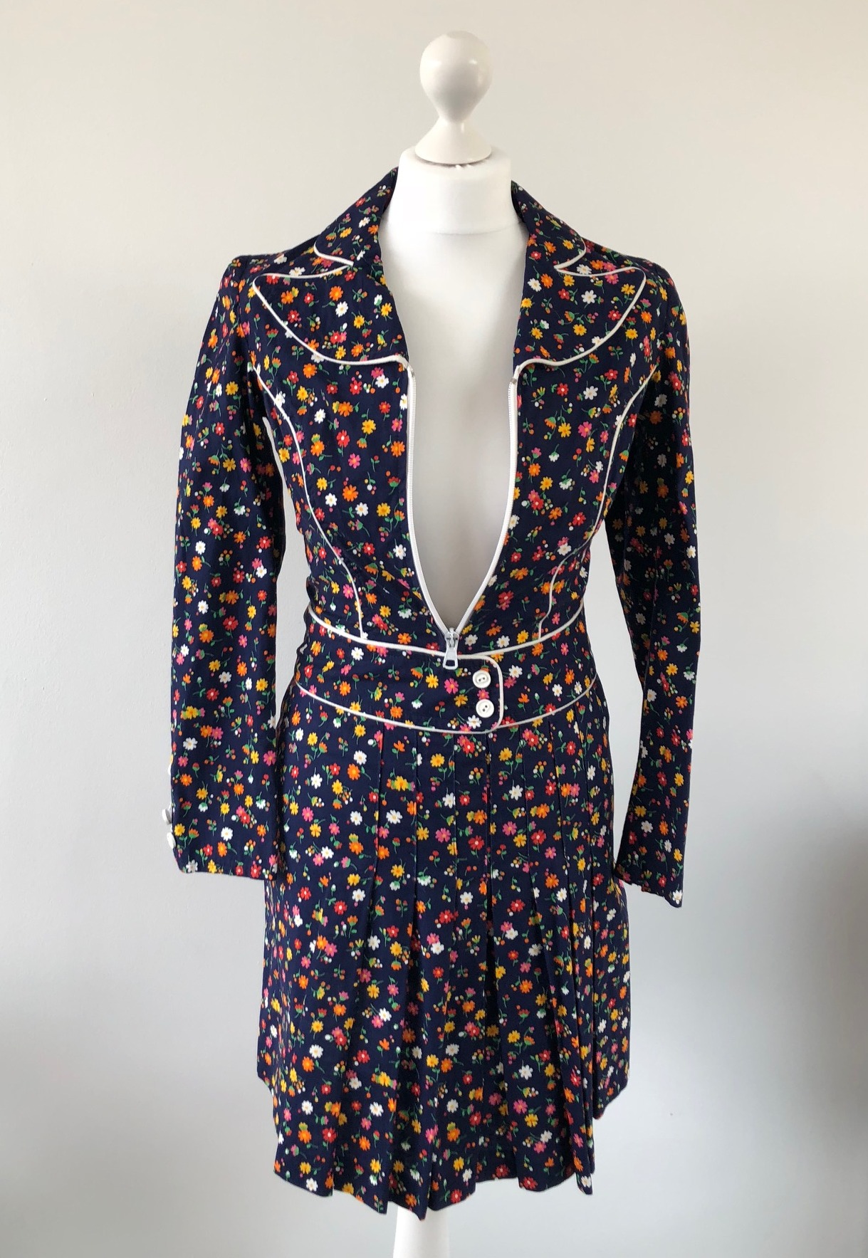 1970s French Floral Vintage Jacket and Mini Skirt - Image 5