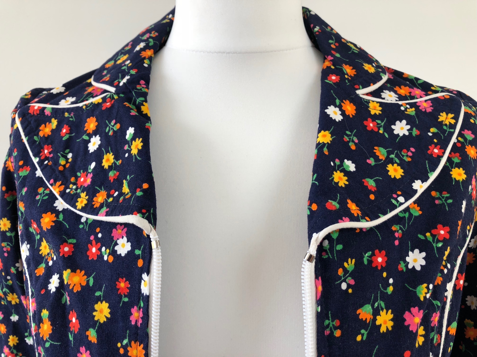 1970s French Floral Vintage Jacket and Mini Skirt - Image 7