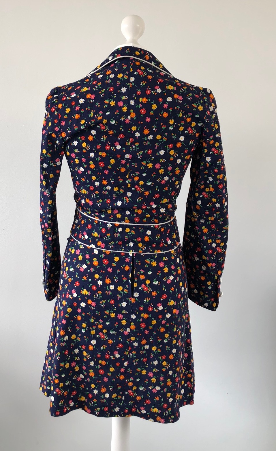 1970s French Floral Vintage Jacket and Mini Skirt - Image 10
