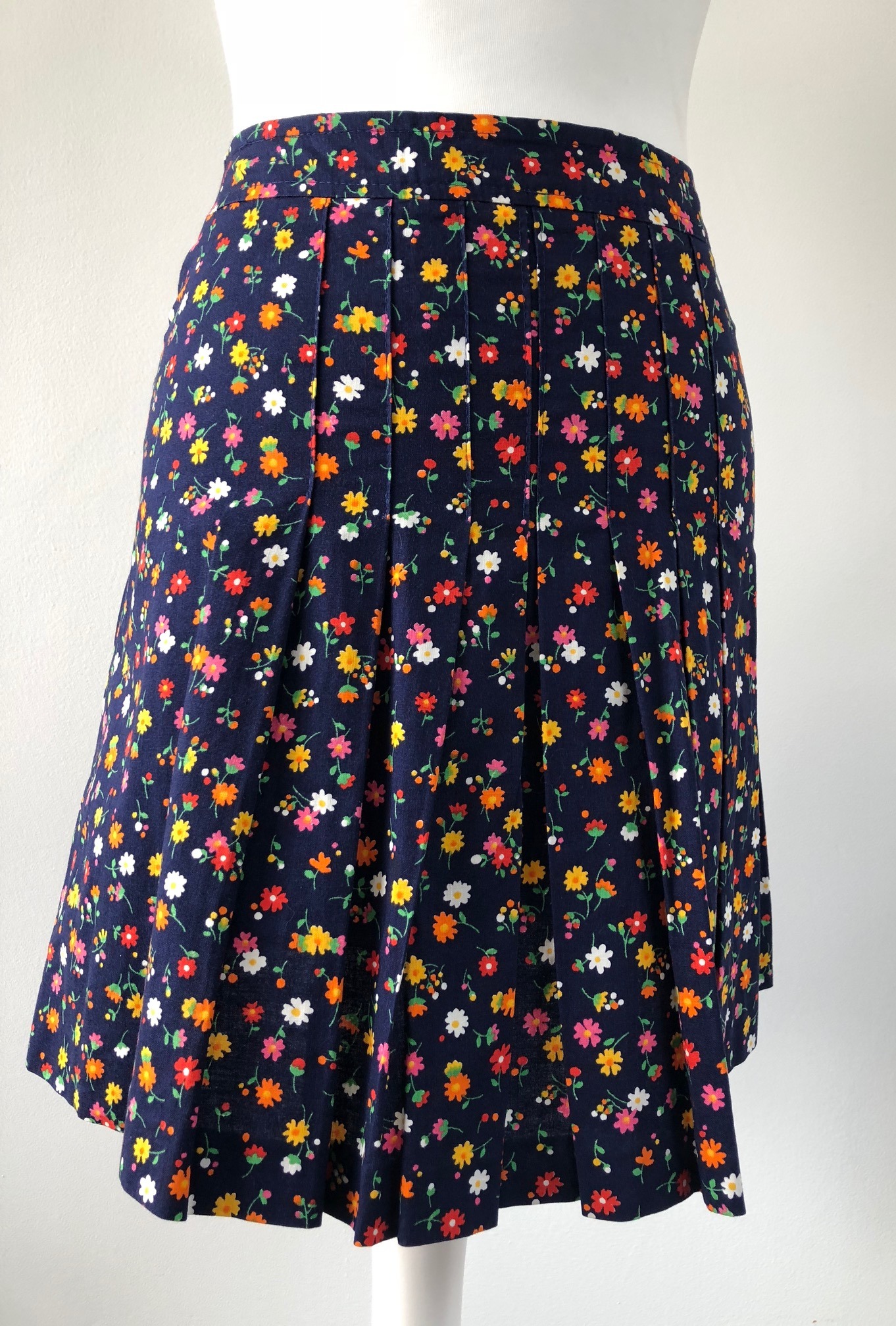 1970s French Floral Vintage Jacket and Mini Skirt - Image 11