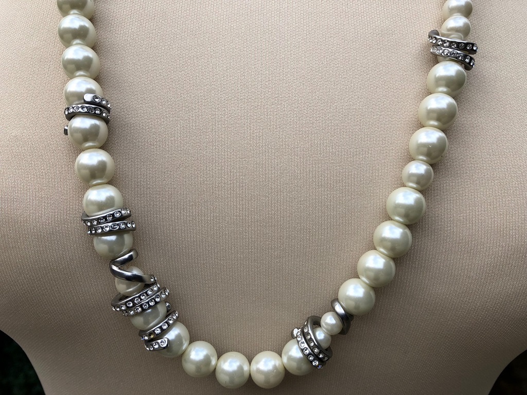 CHANEL Interlocking CC Pearl Necklace Crystal Spiral - Image 2