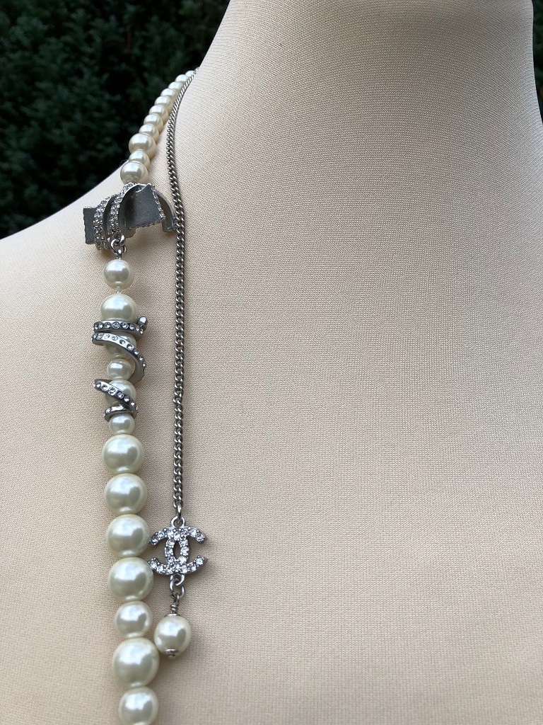 CHANEL Interlocking CC Pearl Necklace Crystal Spiral - Image 4