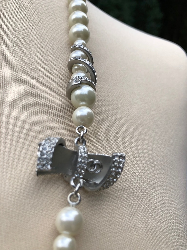 CHANEL Interlocking CC Pearl Necklace Crystal Spiral - Image 6
