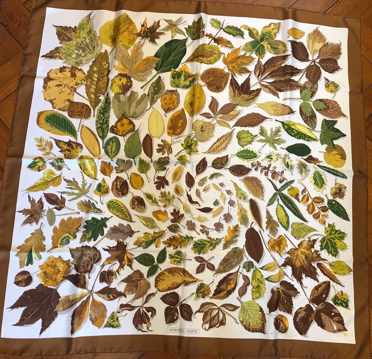 HERMES Feuilles d’Automne Silk Scarf - Image 5