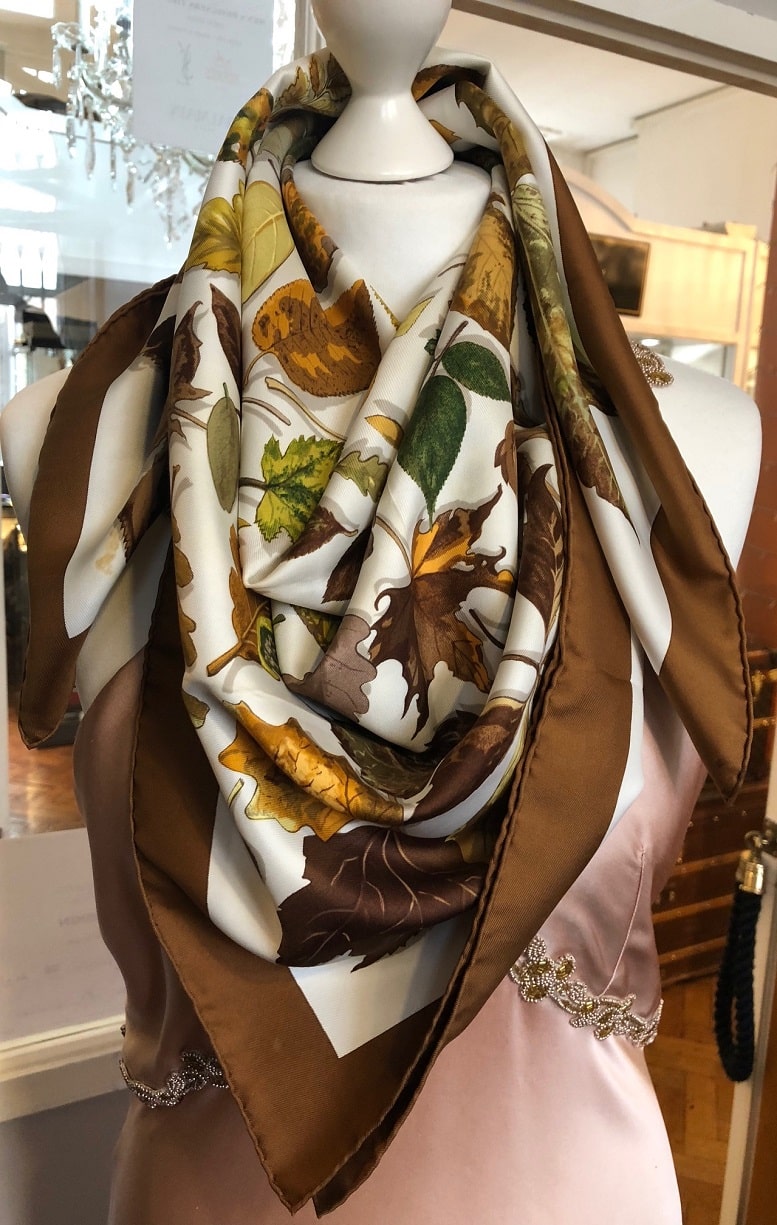 HERMES Feuilles d’Automne Silk Scarf - Image 2