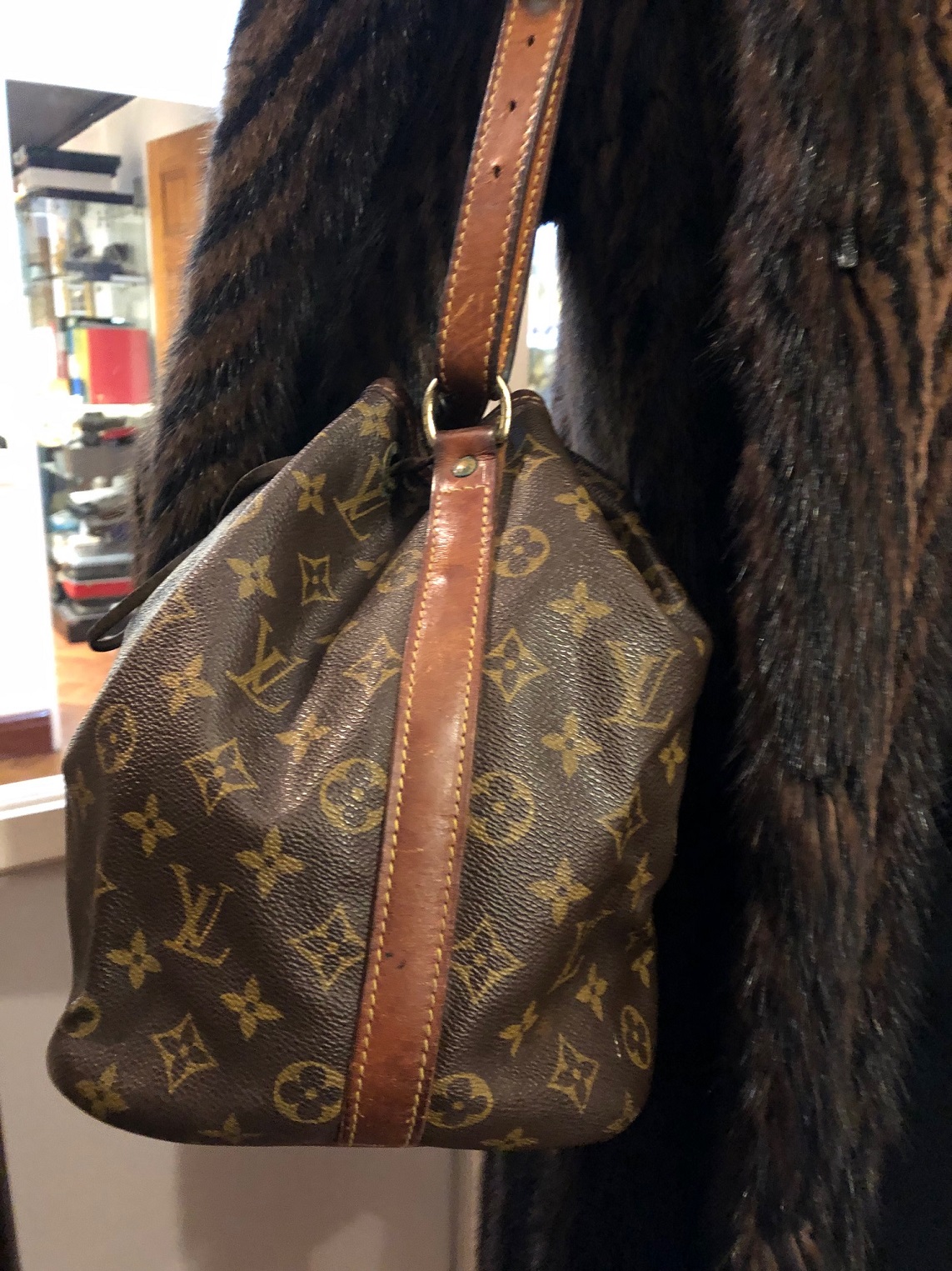LOUIS VUITTON Noé Crossbody Bag - Image 6