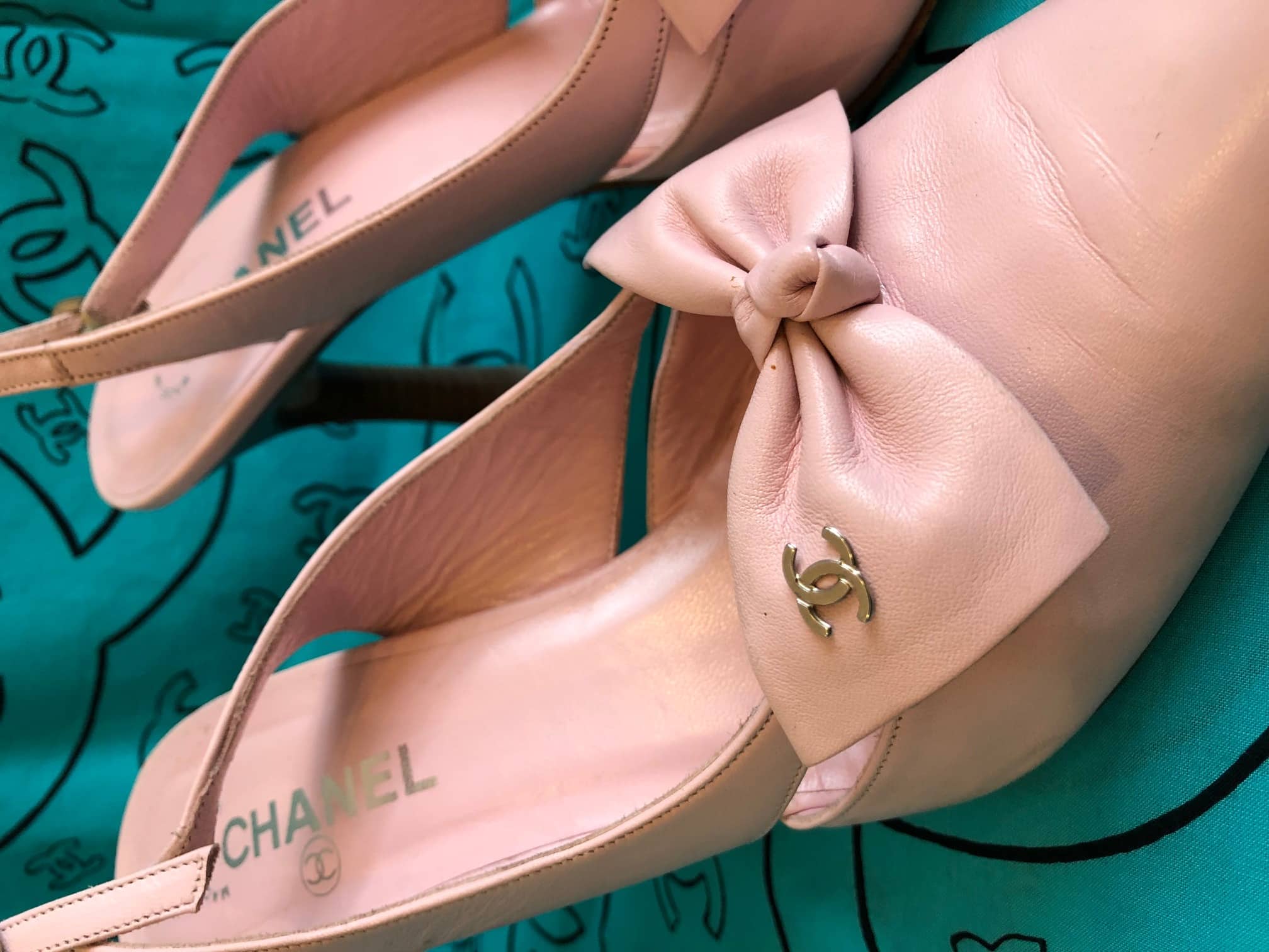 CHANEL Pale Pink Leather Slings Classic CC Logo Bow Heels Shoes Mules - Image 6