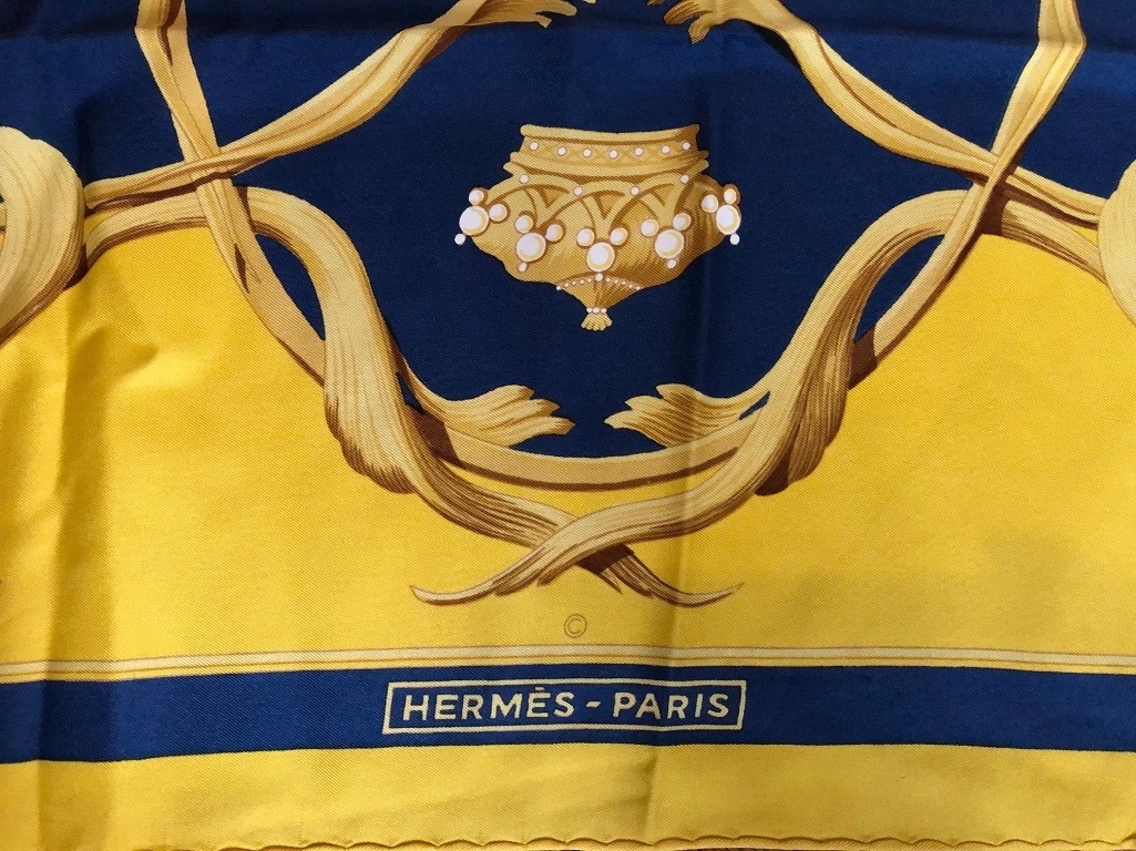 HERMÈS Rare Crowns Couronnes Silk Scarf in Gold and Royal Blue Circa 1969 W/Box - Image 4