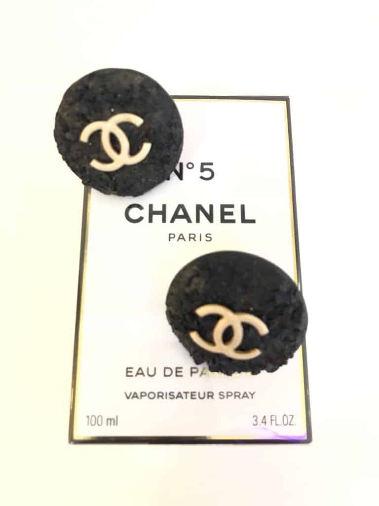 Chanel 1993 CC Logo Large Button Earrings Black Bakelite - Image 4