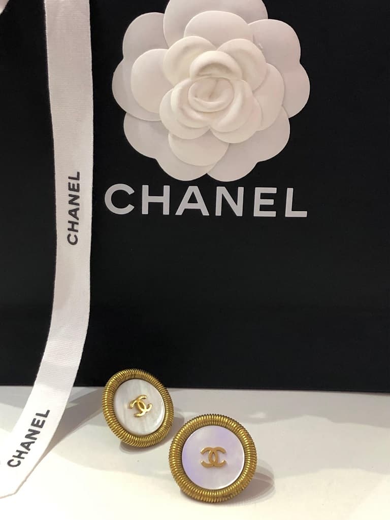 CHANEL 1994 CC Logo Gold Chiseled Button Earrings Mother Of Pearl - Image 3