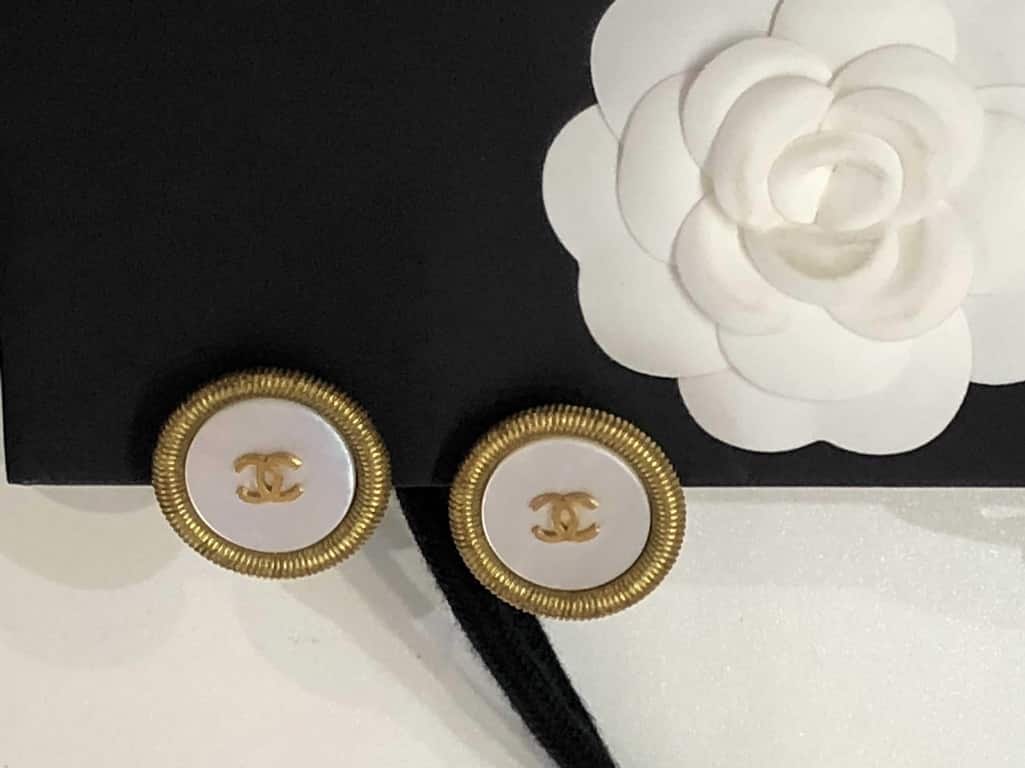 CHANEL 1994 CC Logo Gold Chiseled Button Earrings Mother Of Pearl - Image 4