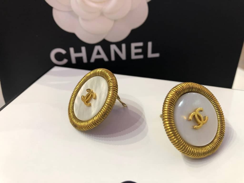 CHANEL 1994 CC Logo Gold Chiseled Button Earrings Mother Of Pearl - Image 5