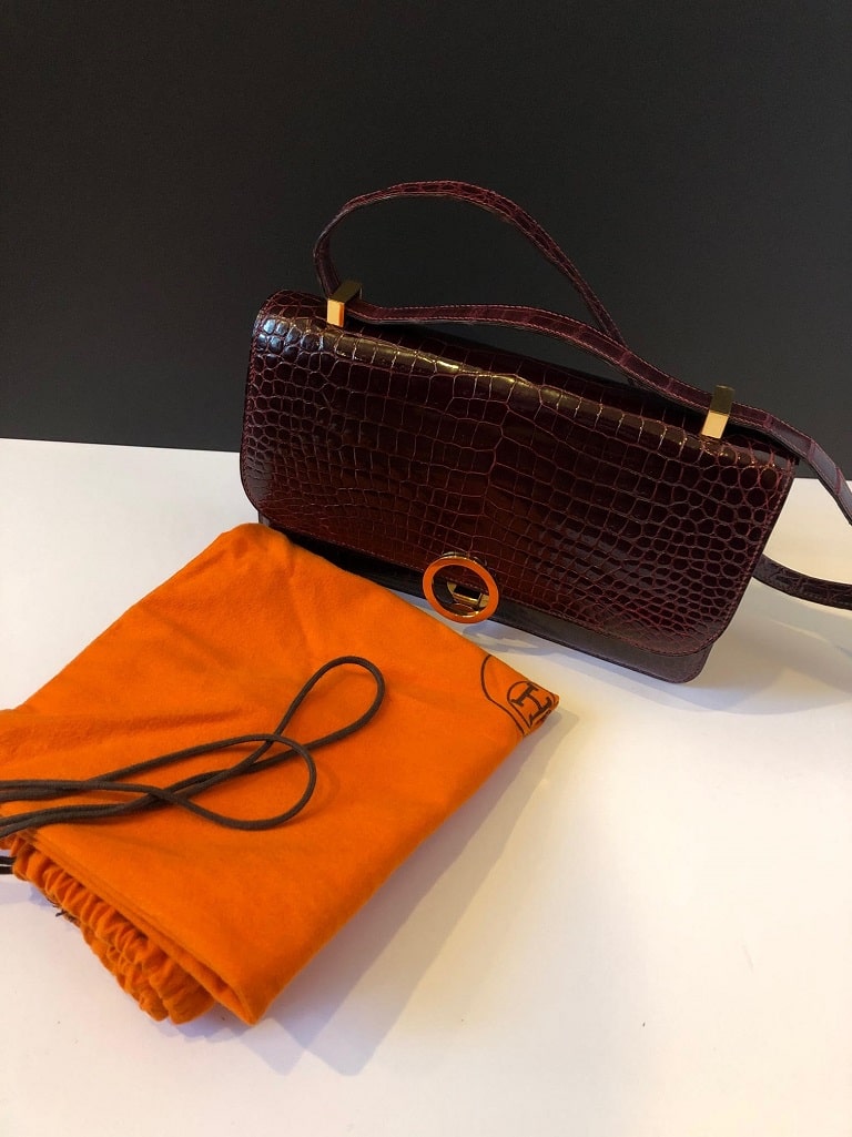 HERMÈS Burgundy Red Crocodile Vintage Bag Round Gold Clasp - Image 8