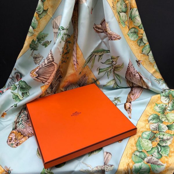 HERMÈS Scarf La Vie Au Grand Air Silk Antoine de Jacquelot 1990 Gold Multi W/Box