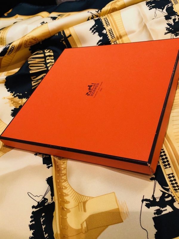 HERMÈS Scarf Les Ponts de Paris Silk Black and Gold W/Box Pristine Condition