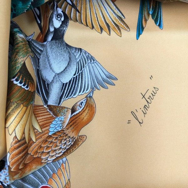 HERMÈS Scarf L'Intrus Silk Antoine de Jacquelot 1996 RARE Gold Multi W/Box - Image 3
