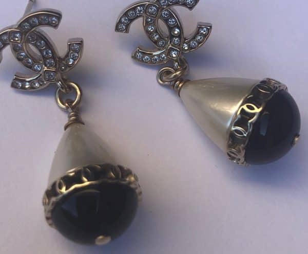 CHANEL CC Logo Teardrop Earrings Pearl Black & Strass - Image 5