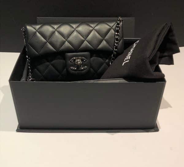 CHANEL 19 Handbag Back Pocket CC lock Quilted Black Crossbody - Image 6