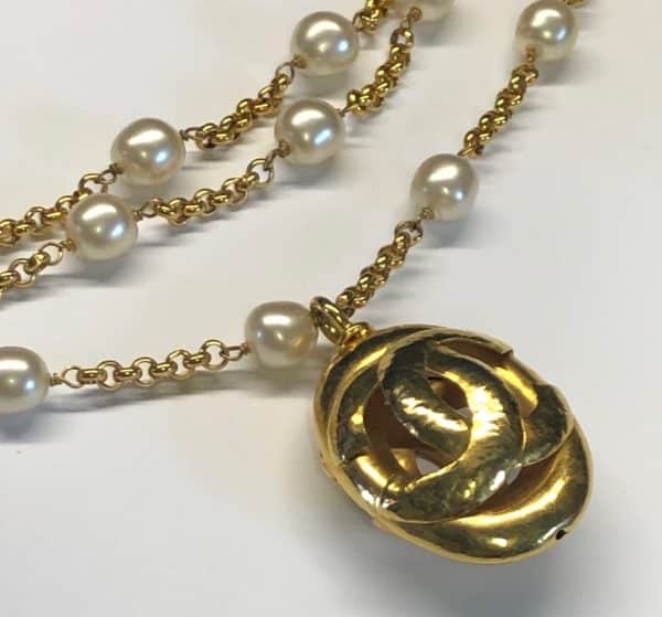 CHANEL 1980s Pearl Necklace CC Pendant 24K Gold Plated Rare Vintage - Image 7