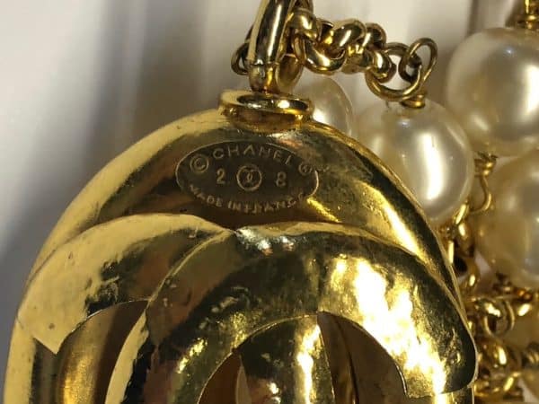 CHANEL 1980s Pearl Necklace CC Pendant 24K Gold Plated Rare Vintage - Image 8