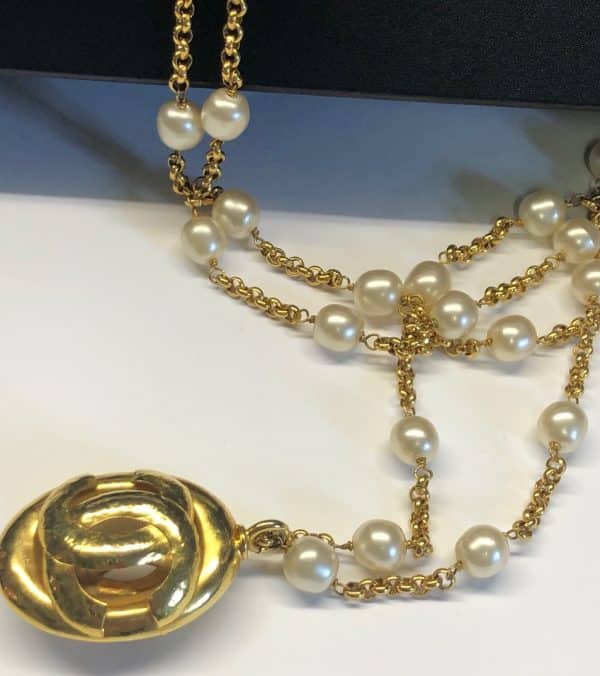 CHANEL 1980s Pearl Necklace CC Pendant 24K Gold Plated Rare Vintage - Image 10