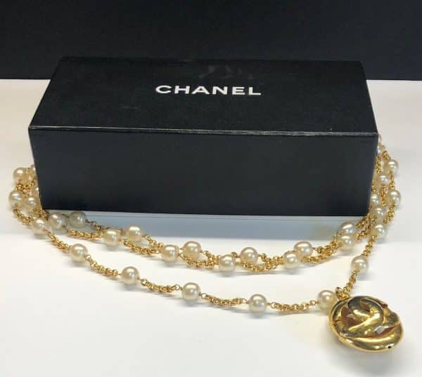 CHANEL 1980s Pearl Necklace CC Pendant 24K Gold Plated Rare Vintage - Image 12