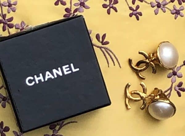 CHANEL 1995 CC Logo Pearl Drop Clip-On Earrings Vintage - Image 3