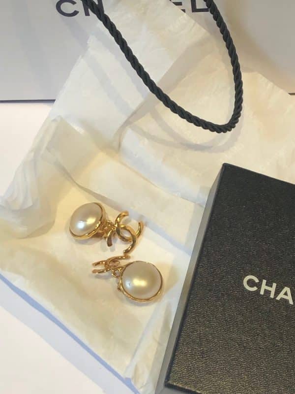 CHANEL 1995 CC Logo Pearl Drop Clip-On Earrings Vintage - Image 2