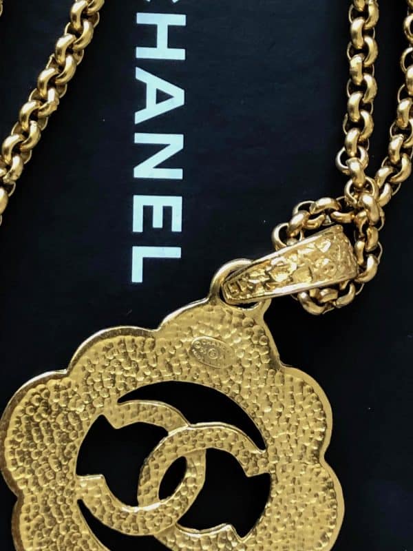 CHANEL Vintage Gold Plated CC Logo Medallion Flower Chain Necklace 1995 - Image 7
