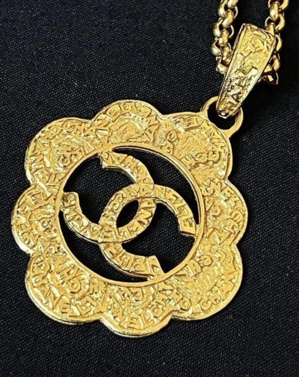 CHANEL Vintage Gold Plated CC Logo Medallion Flower Chain Necklace 1995 - Image 4