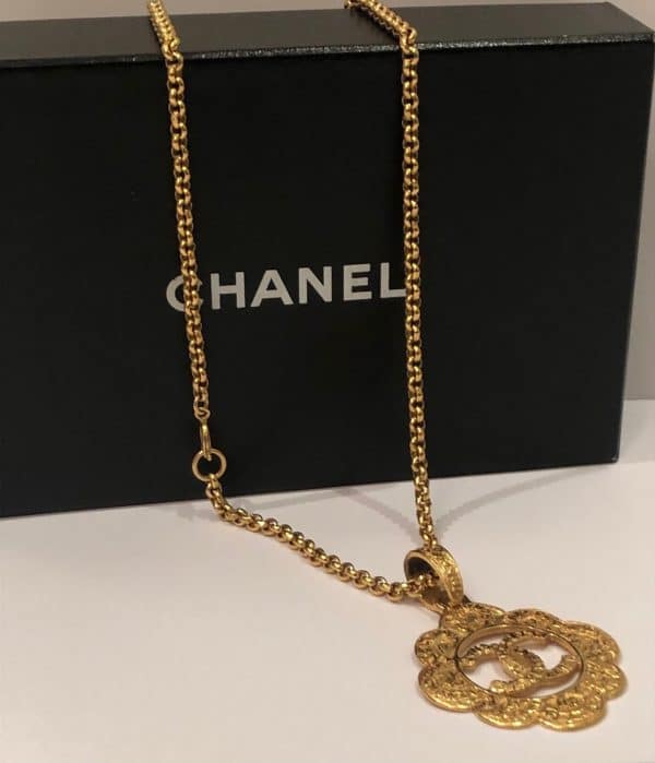 CHANEL Vintage Gold Plated CC Logo Medallion Flower Chain Necklace 1995 - Image 2