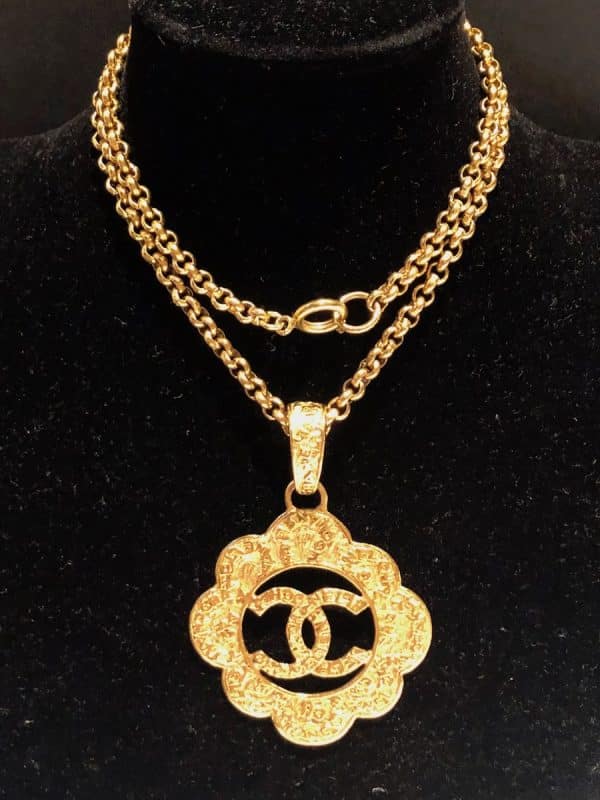 CHANEL Vintage Gold Plated CC Logo Medallion Flower Chain Necklace 1995 - Image 5