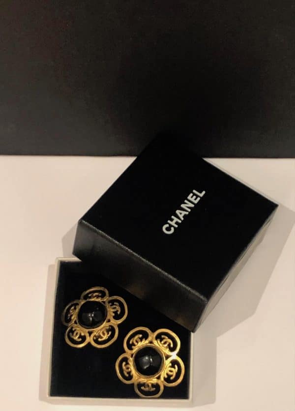 CHANEL Earrings 1995 Vintage Black Gripoix Gold Toned CC Flower  Clip On W/Box - Image 4