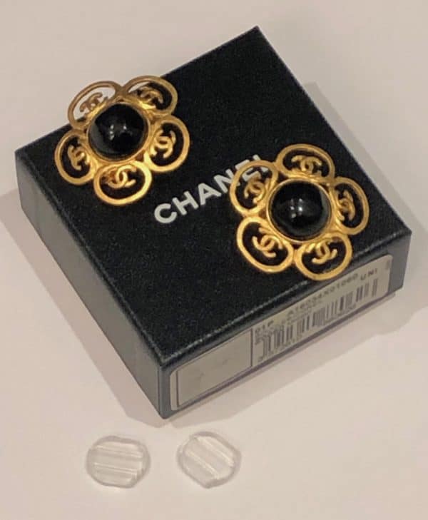 CHANEL Earrings 1995 Vintage Black Gripoix Gold Toned CC Flower  Clip On W/Box - Image 5