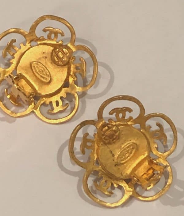 CHANEL Earrings 1995 Vintage Black Gripoix Gold Toned CC Flower  Clip On W/Box - Image 7