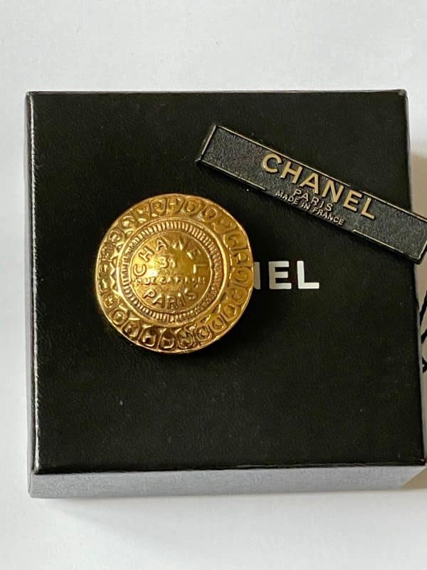 chanel 1980 31 rue cambon round brooch gold tone vintage w/box