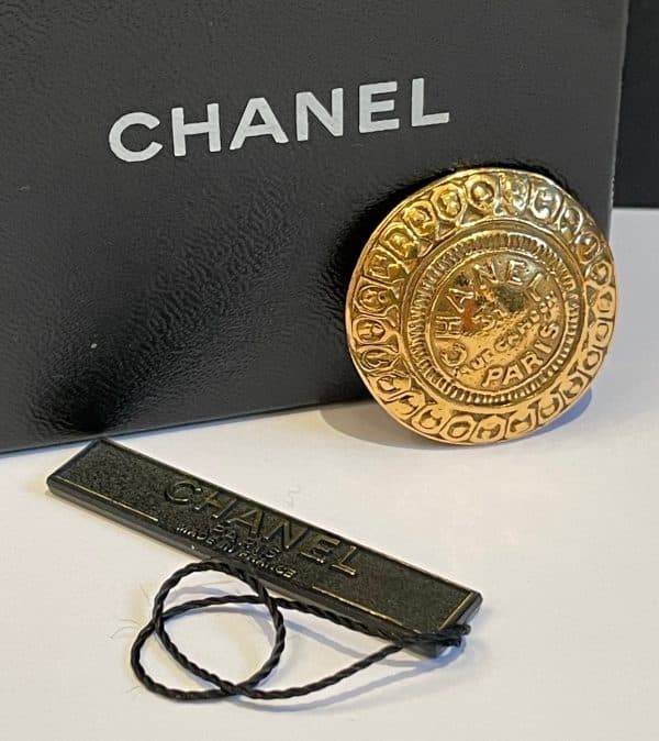 chanel 1980 31 rue cambon round brooch gold tone vintage w/box