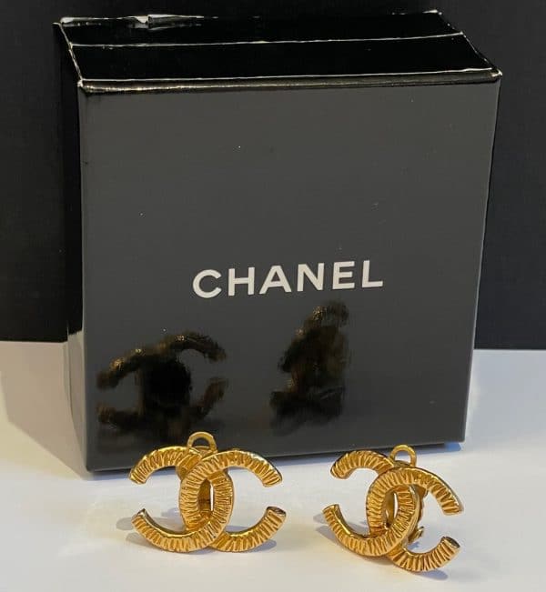 chanel 1980 vintage iconic cc logo clip on hammered earrings w/box
