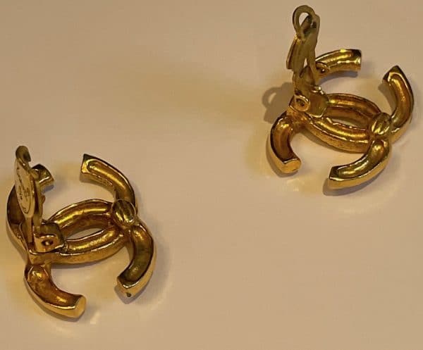chanel 1980 vintage iconic cc logo clip on hammered earrings w/box