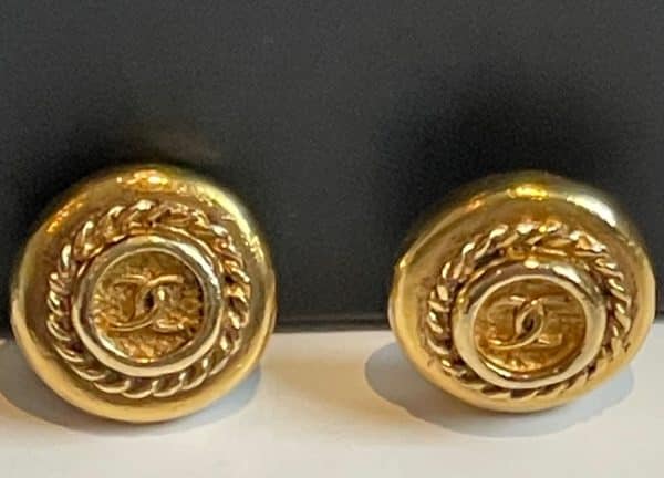 chanel 1980 gold textured cc logo round earrings vintage w/box