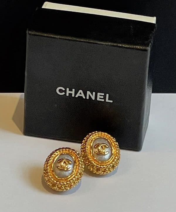chanel vintage baroque cc logo gold pearl oval earrings w/box c.1997