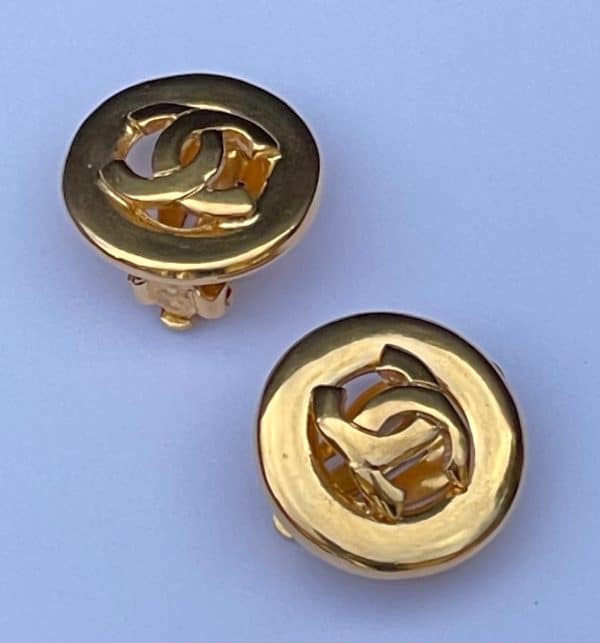 chanel vintage cc logo gold tone round earrings c. 1980s w/box