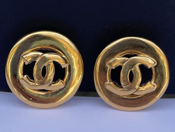 chanel vintage cc logo gold tone round earrings c. 1980s w/box