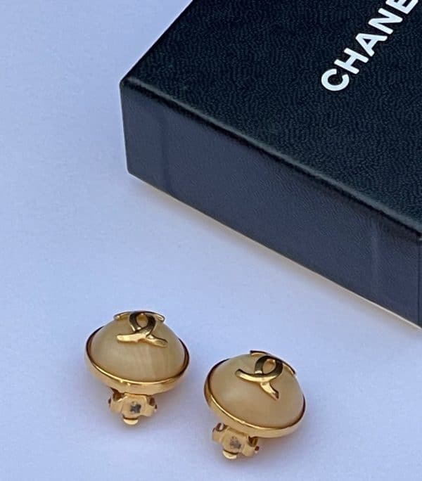 chanel vintage cc logo gold small button marble pearl earrings c. 1980s w/box