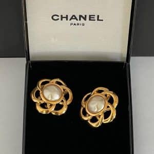 chanel 1980 camellia pearl & gold coco chanel clip earrings vintage w/box