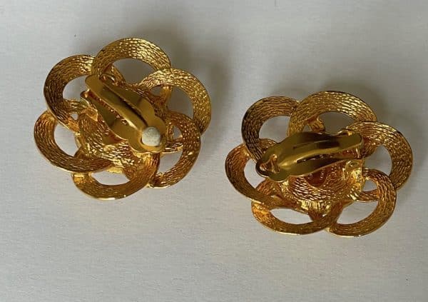 chanel 1980 camellia pearl & gold coco chanel clip earrings vintage w/box