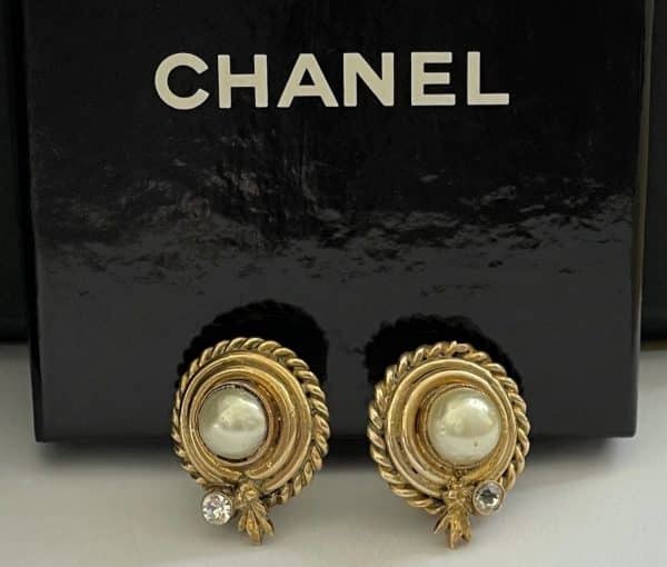 chanel 1980s 24k gold tone & pearl coco chanel hat earrings vintage w/box