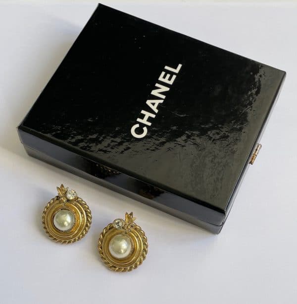 chanel 1980s 24k gold tone & pearl coco chanel hat earrings vintage w/box
