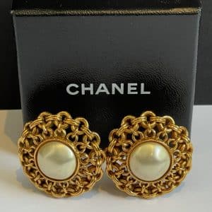 chanel 1980s twisted link pearl & gold clip earrings vintage w/box